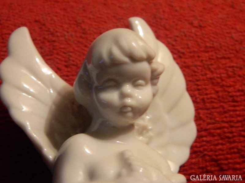 Fehér szárnyas porcelán angyal