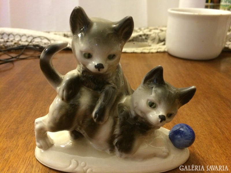 Porcelain kittens playing with charming lumps pm wagner & aple
