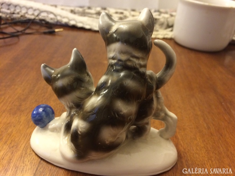 Porcelain kittens playing with charming lumps pm wagner & aple