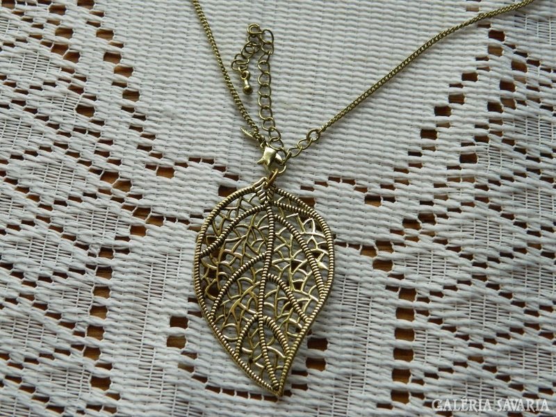 Gilded necklace with leaf coin