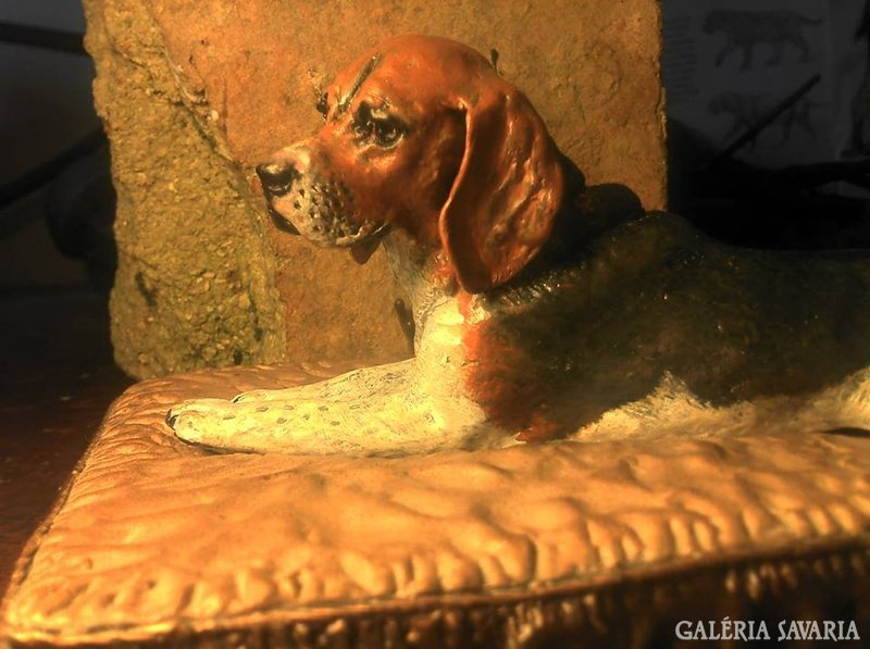 Beagle kutyus bronz párnán