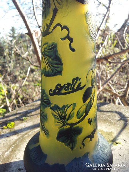 Vase with blue leaf collar