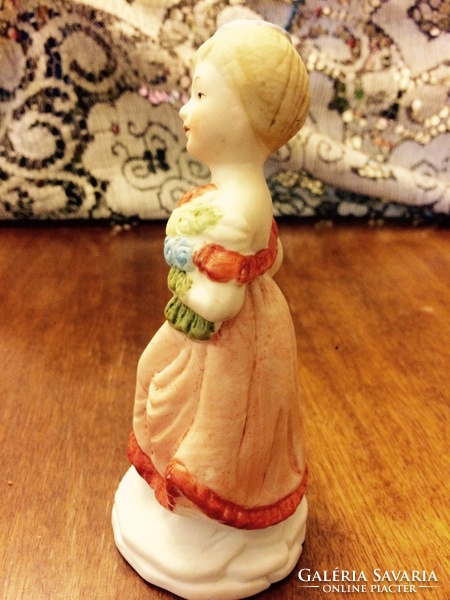 Special German raw porcelain statue of a woman