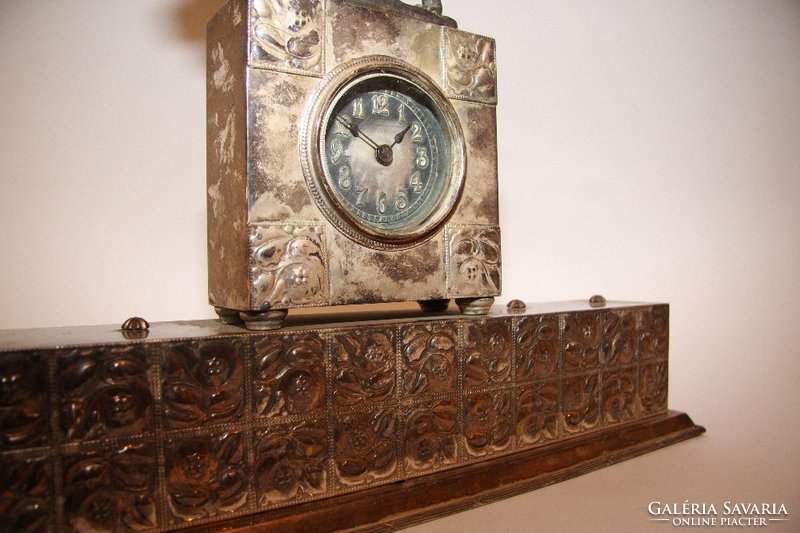 Table lion clock