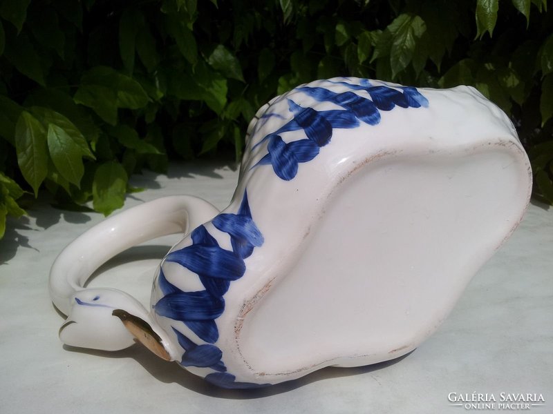 Porcelain swan table decoration, bowl