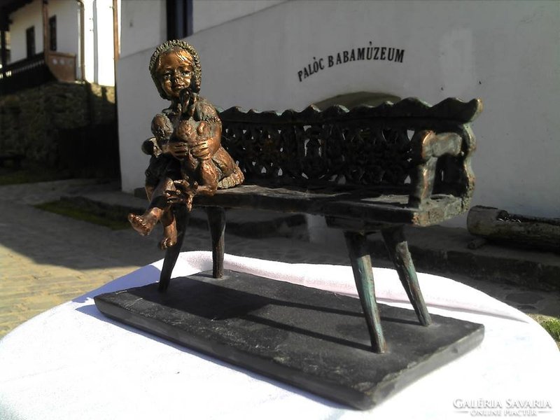 Hollókői lányka kiskakassal bronz szobor