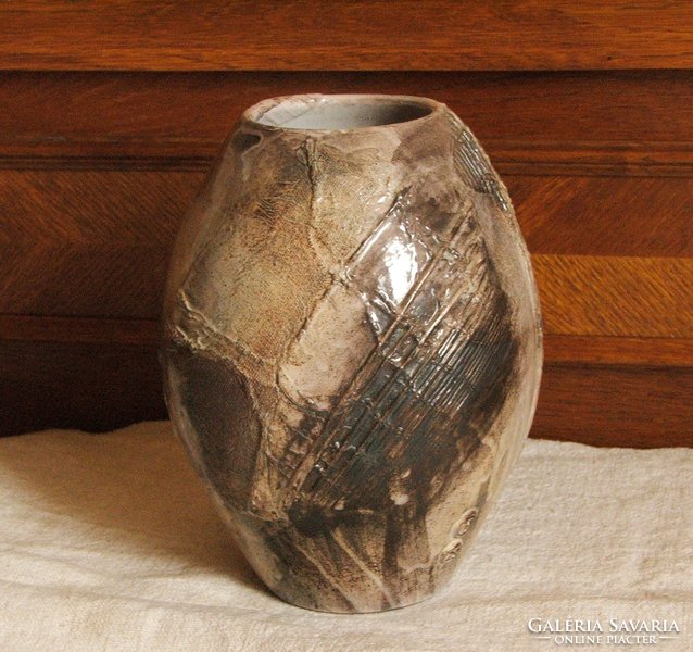 G. Heller Zsuzsanna aplikált  technikával,  képcsarnokos váza 26 cm magas