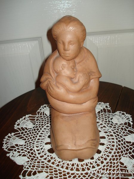 Jelzett terrakotta szobor: Anya gyermekével