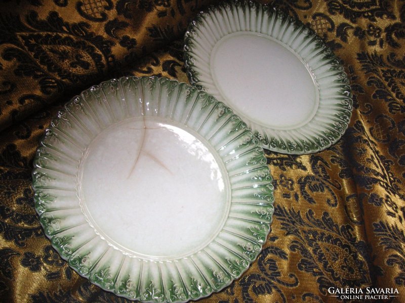 Zsolnay antik tányérok..egyiken hajszálrepedés , masszába nyomott zsolnay jelzés