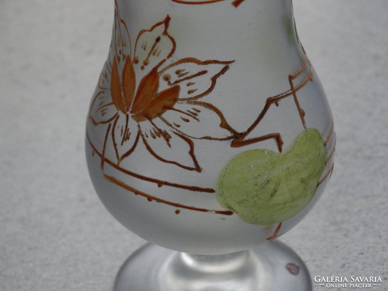 Fodros peremű üvegváza kézzel festett tavirózsákkal