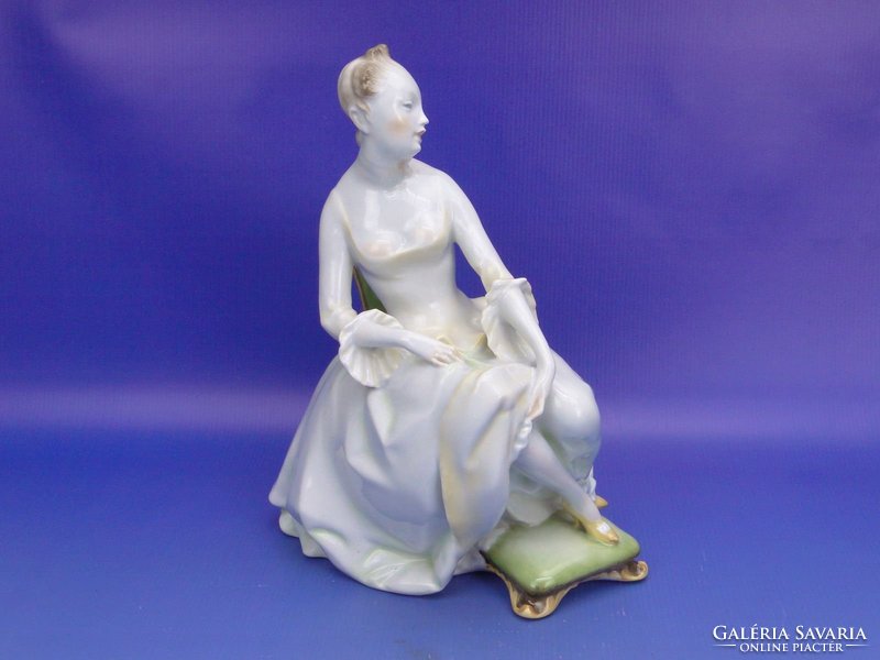 0C945 Herendi barokkos ülő nő szobor