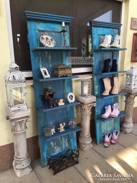 Provence bútor, kék antikolt előszobafal, polc.
