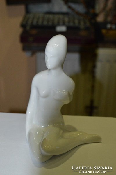 Fehér porcelán női akt