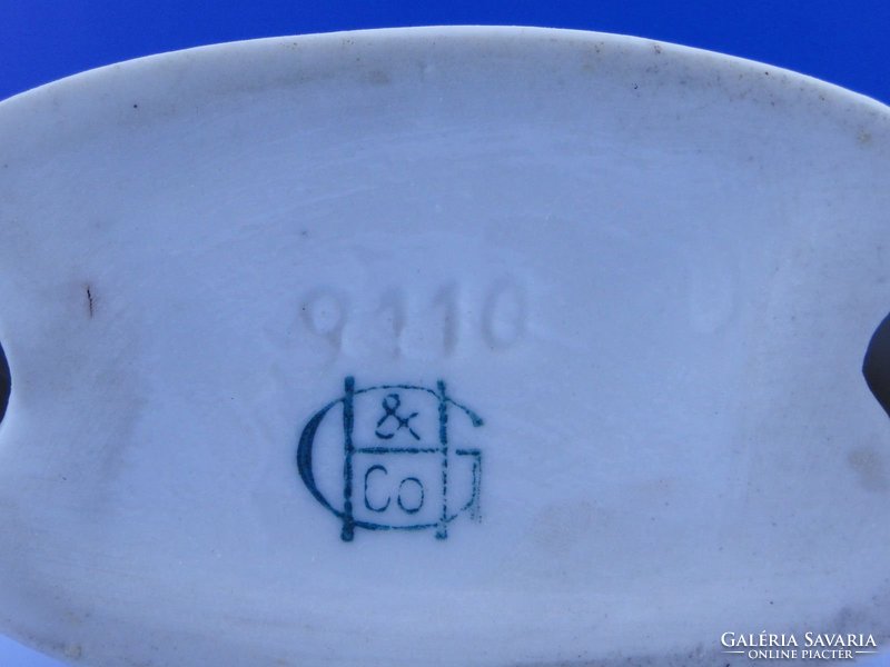 0D395 GH & Co jelzett porcelán kisfiú szobor
