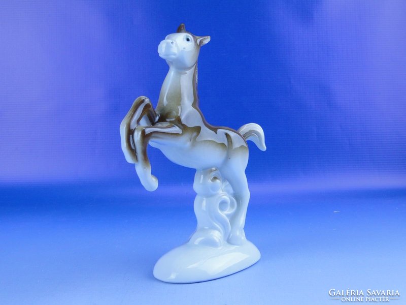0D355 Régi talapzaton álló ágaskodó porcelán ló