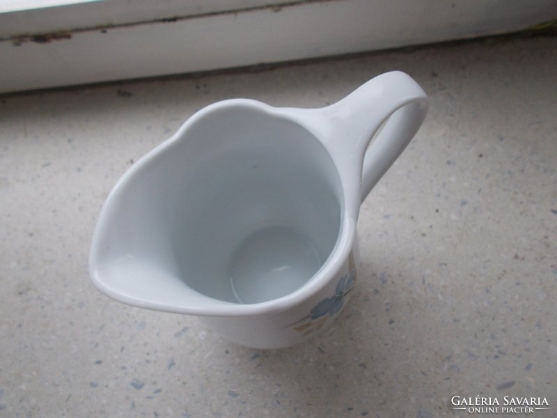 Porcelán tejszin-kiöntő