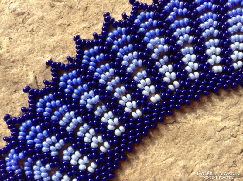 Extravagáns, dekoratív kék gyöngyékszer nyakék gyöngygallér