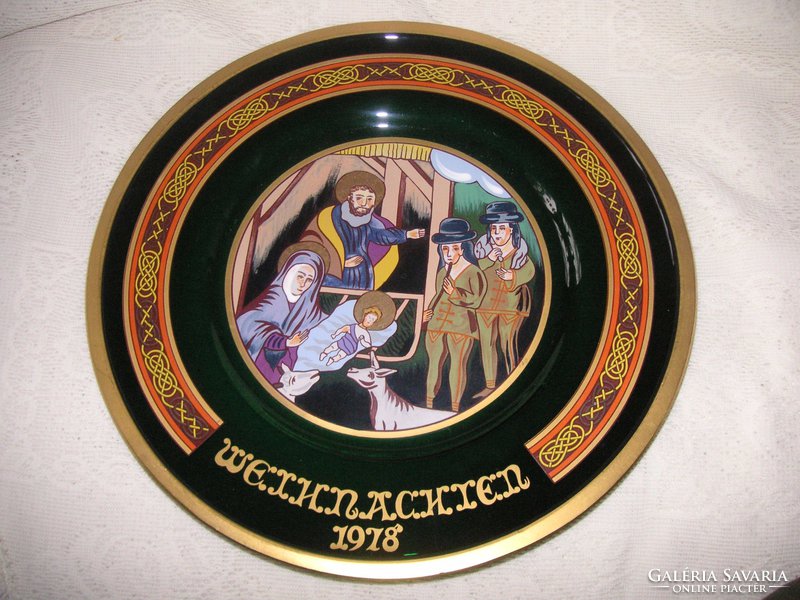 Glass wall plate, Christmas themed, signed, glass artist's work. 28.5 cm. Limited grits