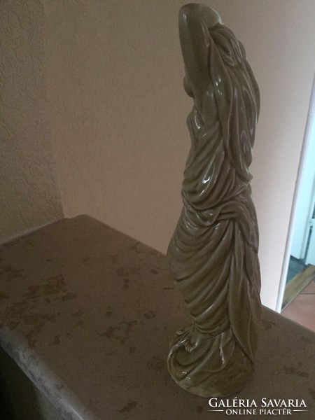 Hölgy vizeskancsóval porcelán figura