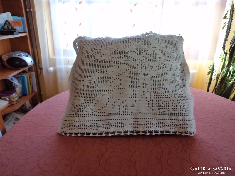Lace cushion in snow white