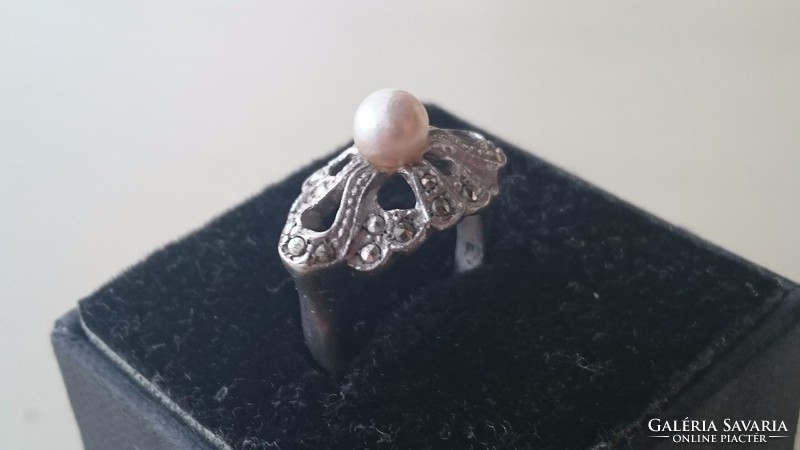 Gyönyörű ezüst gyűrű markazitokkal és édesvízi gyönggyel