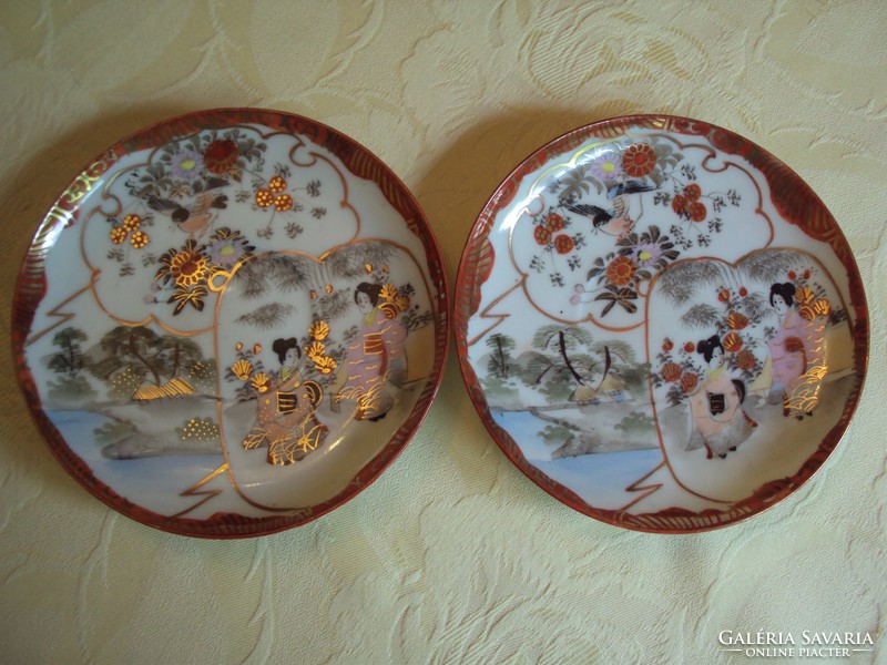 Original porcelain bowls decorated with split patterns and hand-contoured.