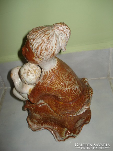 Illár Erzsébet kerámia figura: Anya gyermekével