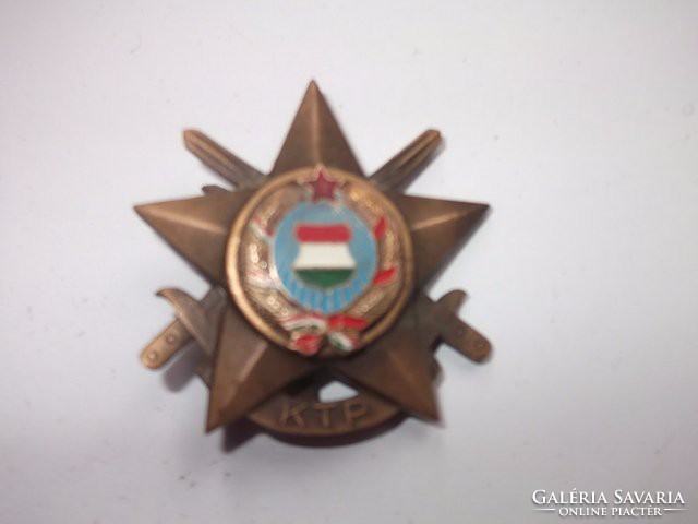 Kádár aranykoszorús katonai tízpróba jelvény KPM zománcozott magyar címeres