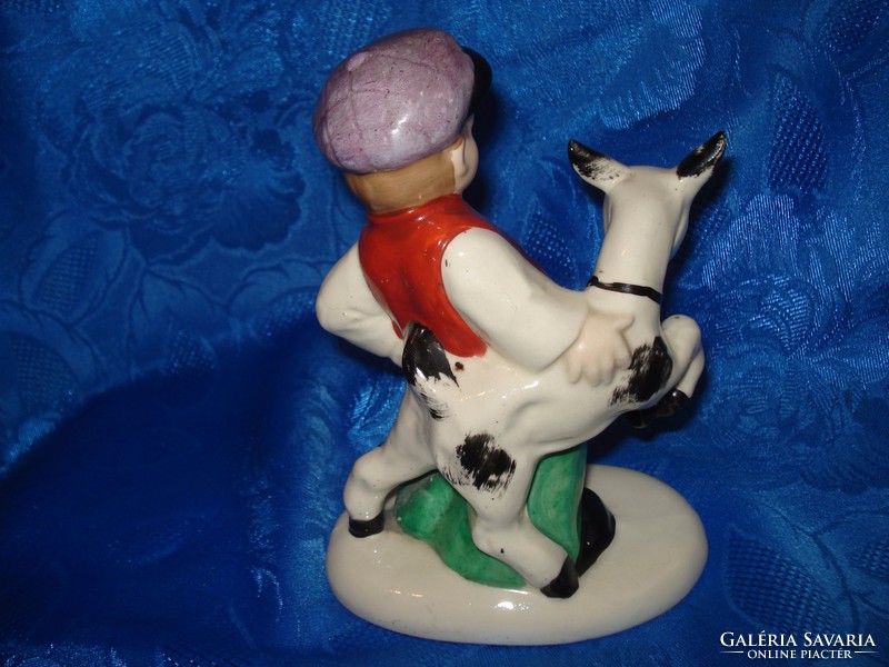 Német porcelán figura: Fiúcska a kecskegidával