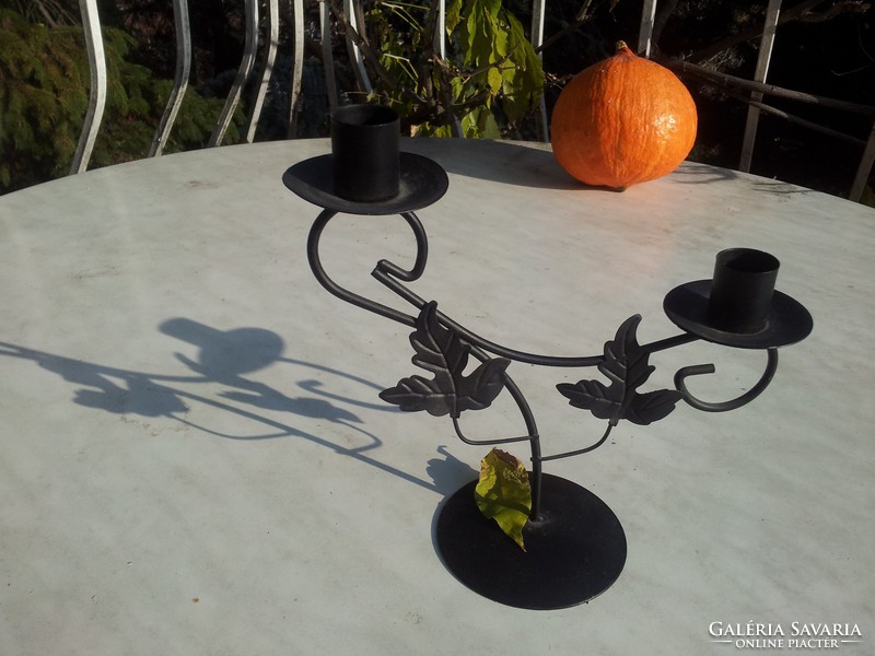 Two-arm leaf candle holder