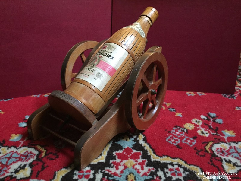 Cannon-shaped wooden glass holder
