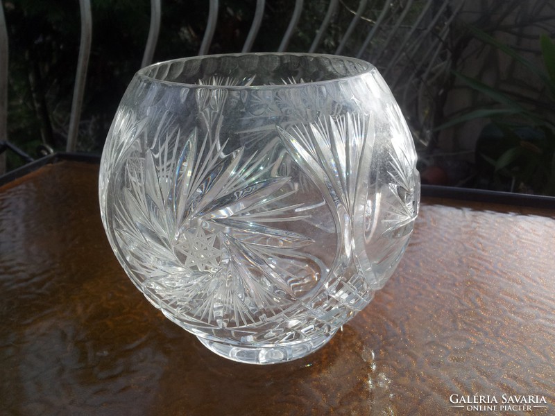 Lead crystal sphere vase with rotating star pattern