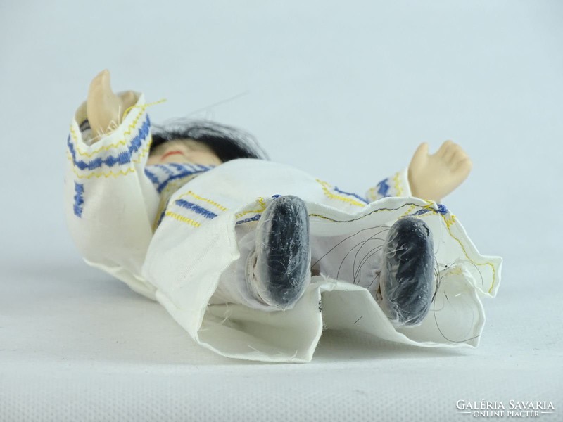 0K302 Palesztín népviseletes porcelánfejű baba