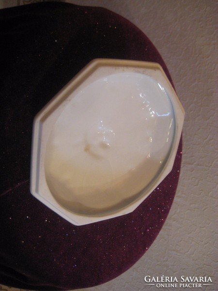 Jelzett porcelán bonbonier