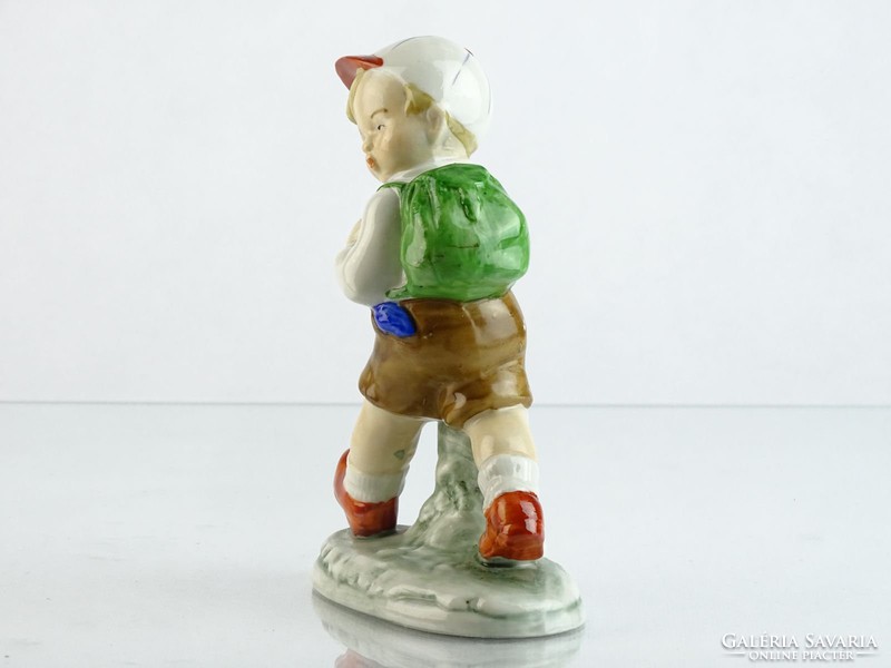 0K835 Régi porcelán kisfiú túrázó hátiszákos fiú