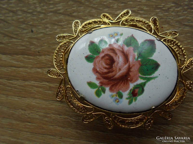 Filigrán bross festett  rózsás porcelán középpel