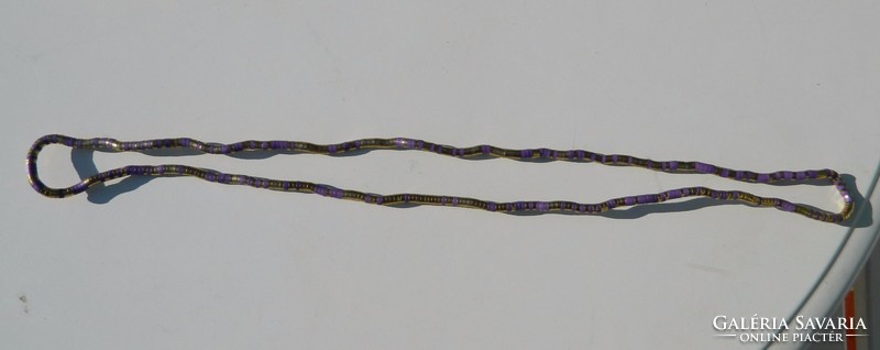 Arany és lila színű fém gyűrűkből érdekes lánc