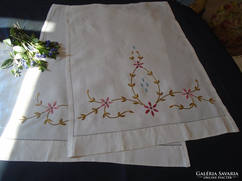 2 pcs. Embroidered hand towels and towels. 43 X 60 cm.