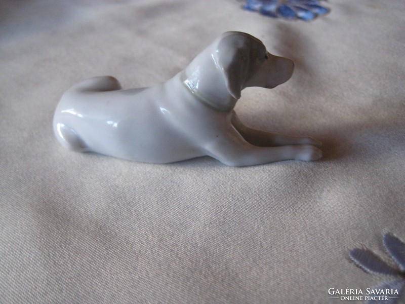 Miniatúr kutya figura   8 x 3,5 cm ,  bal hátsó lába törött   jelzett