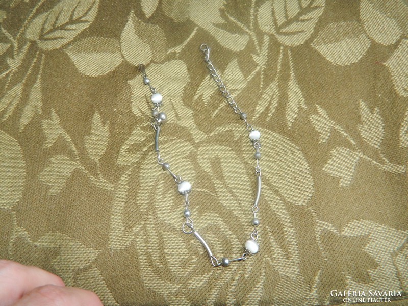 Elegant bracelet with small white pearls