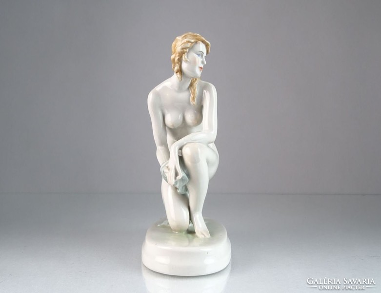 0M346 Zsolnay porcelán térdelő akt szobor