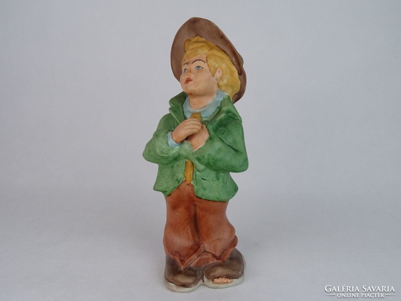 0M740 Biszkvit porcelán kalapos fiú figura 27 cm