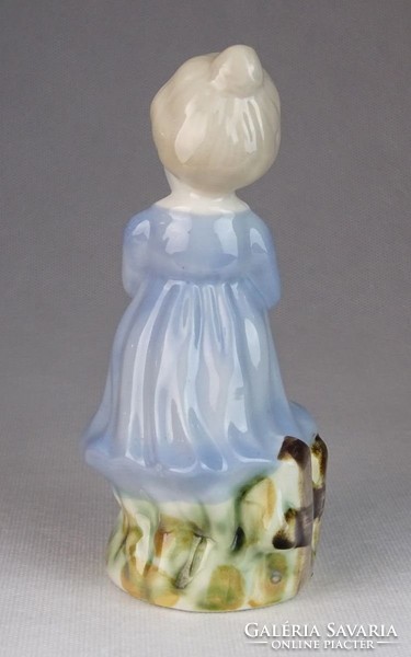 0M819 Jelzett kék ruhás kislány porcelán figura