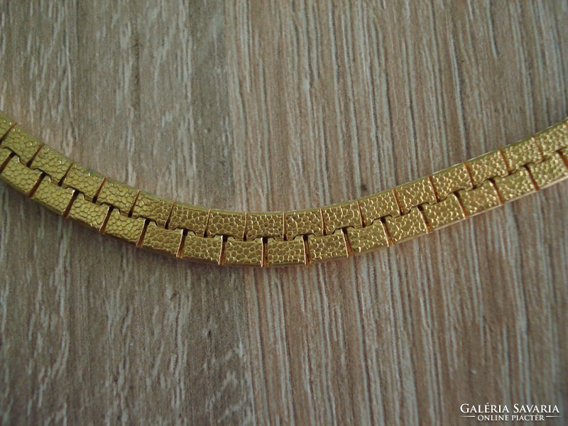 Arany színű lapos nyaklánc
