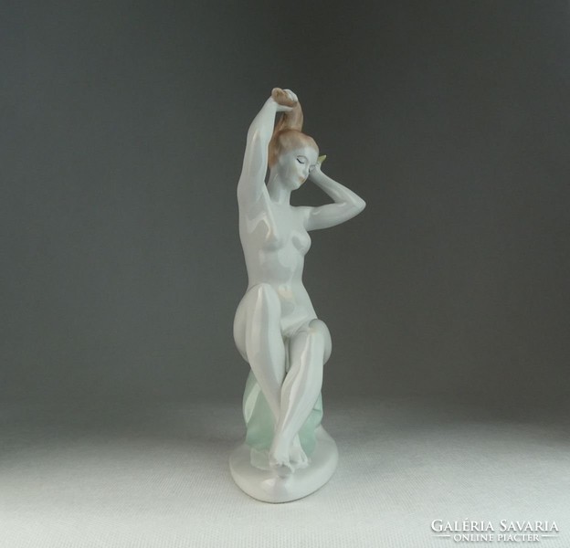 0N530 Régi Aquincum porcelán fésülködő akt szobor