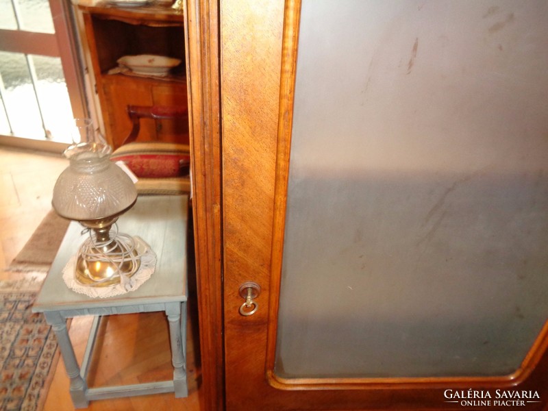 Glass single-door cabinet