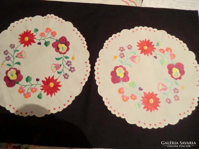 Original handmade Kalocsa motifs 2 identical tablecloths with 33cm diameter flawless