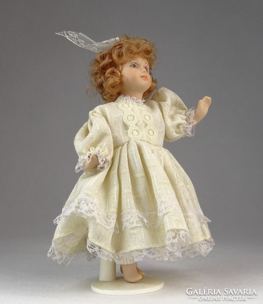 0O131 Felöltöztetett porcelán kislány baba 15 cm