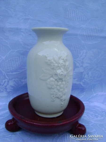 Bézs színű művészi porcelán váza Rosa Ljung alkotása