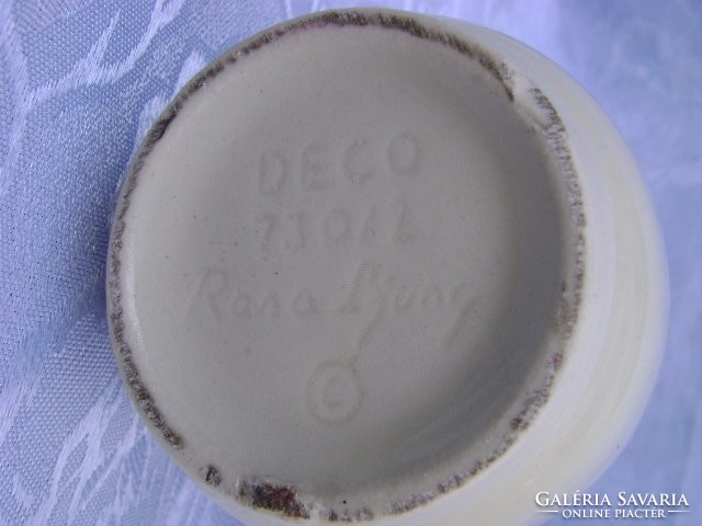 Bézs színű művészi porcelán váza Rosa Ljung alkotása